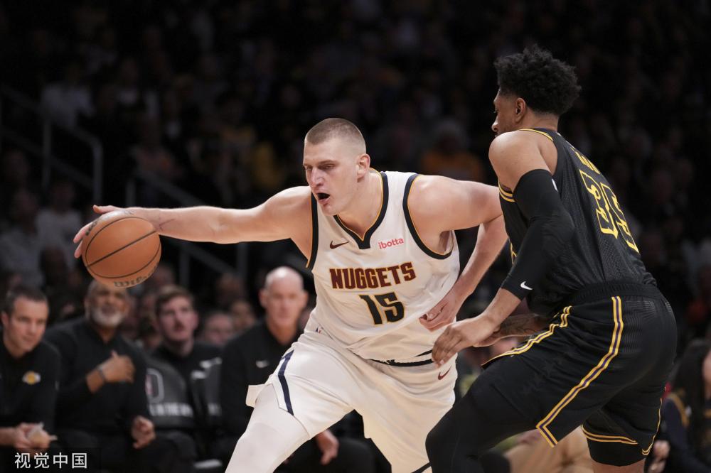 她以强大的 她以强大的